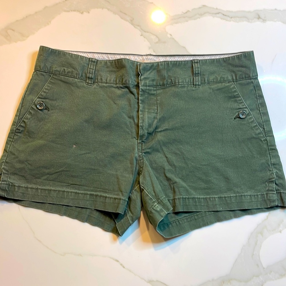 Vintage camo green short shorts